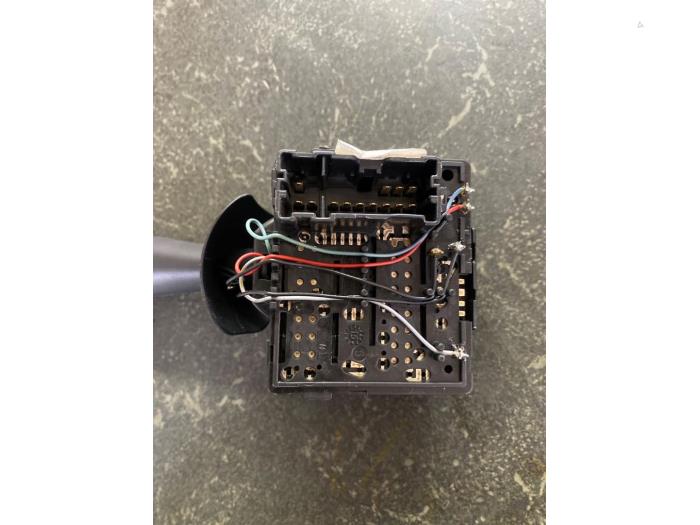 Interruptor de limpiaparabrisas de un Renault Clio IV (5R) 0.9 Energy TCE 90 12V 2015