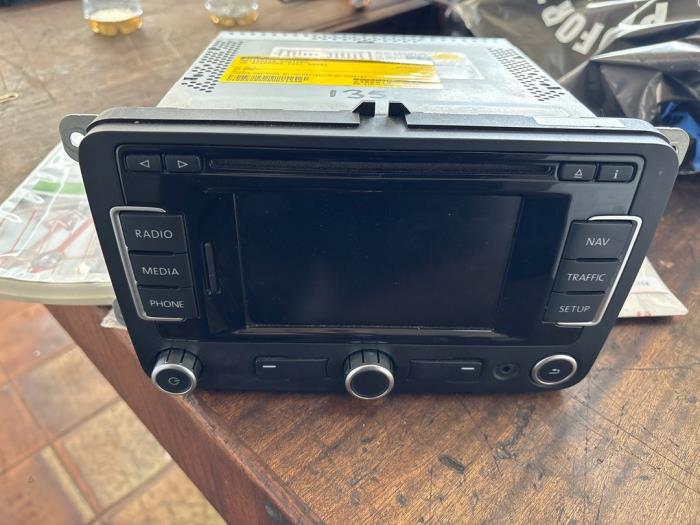 Navigation system from a Volkswagen Scirocco (137/13AD) 1.4 TSI 122 16V 2009