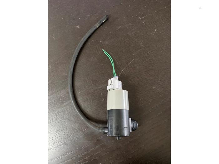 Windscreen washer pump from a Peugeot 108 1.0 12V 2015