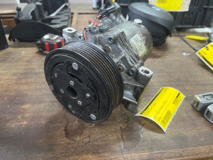 Air conditioning pump from a Nissan Juke (F15) 1.2 DIG-T 16V 2016