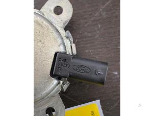 Nockenwelle Sensor van een Ford Fiesta 6 (JA8) 1.0 EcoBoost 12V 100 2014