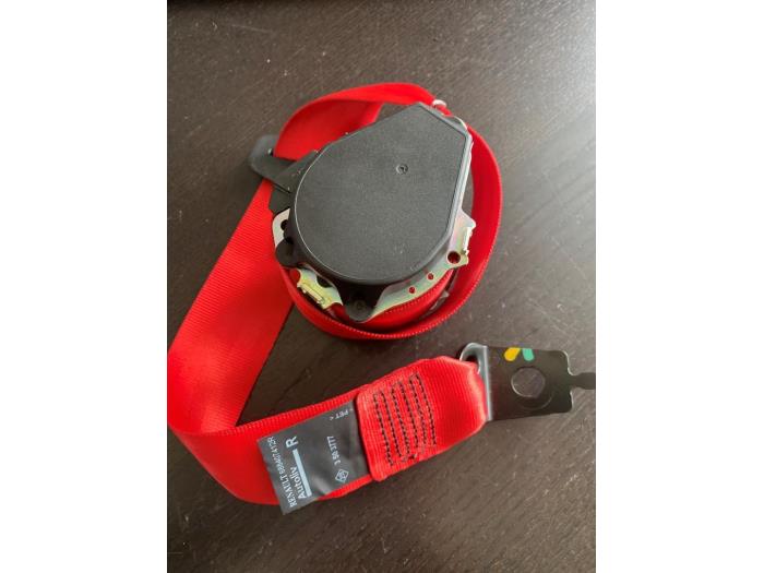 Tensor de cinturón de seguridad derecha detrás de un Renault Clio IV (5R) 1.6 Turbo 16V RS 200 EDC 2014