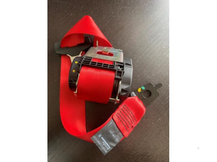 Tensor de cinturón de seguridad derecha detrás de un Renault Clio IV (5R) 1.6 Turbo 16V RS 200 EDC 2014
