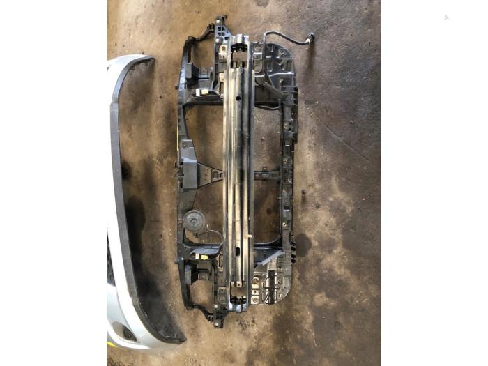 Używane Panel przedni Kia Pro cee'd (EDB3) 1.6 CRDi VGT 16V Cena na żądanie oferowane przez van de Bunte Teuge B.V.