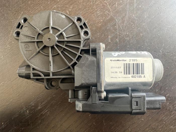Usados Motor de ventanilla de puerta Kia Pro cee'd (EDB3) 1.6 CRDi VGT 16V Precio € 31,50 Norma de margen ofrecido por van de Bunte Teuge B.V.