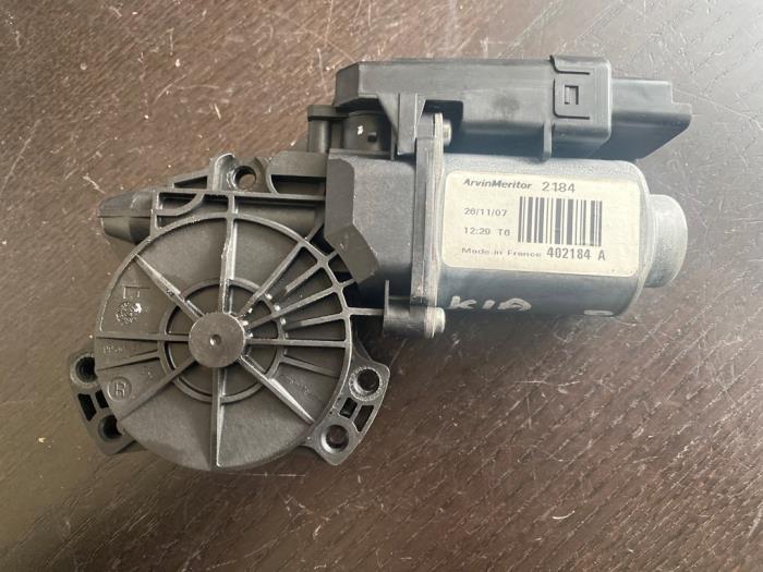 Usados Motor de ventanilla de puerta Kia Pro cee'd (EDB3) 1.6 CRDi VGT 16V Precio € 31,50 Norma de margen ofrecido por van de Bunte Teuge B.V.