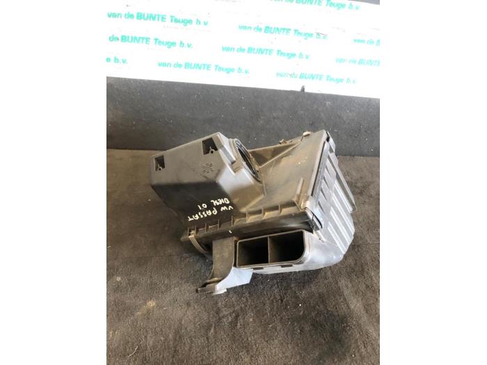 Gebrauchte Luftfiltergehäuse Volkswagen Passat Variant (3B5) 1.9 TDI 90 Preis auf Anfrage angeboten von van de Bunte Teuge B.V.