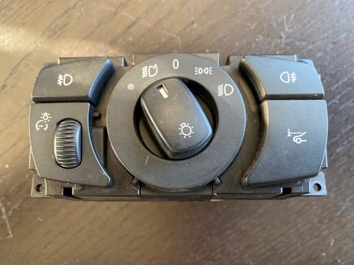 Używane Przelacznik swiatel BMW 6 serie (E63) 650 i 4.8 V8 32V Cena € 36,75 Procedura marży oferowane przez van de Bunte Teuge B.V.