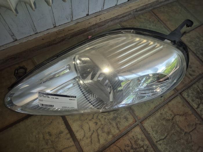 Używane Reflektor lewy Fiat Grande Punto (199) 1.4 Cena € 52,50 Procedura marży oferowane przez van de Bunte Teuge B.V.