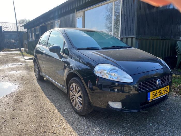 Używane Reflektor prawy Fiat Grande Punto (199) 1.4 Cena € 53,55 Procedura marży oferowane przez van de Bunte Teuge B.V.