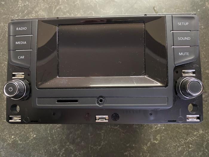 Używane Radio Volkswagen Golf VII (AUA) 1.4 TSI 16V Cena € 131,25 Procedura marży oferowane przez van de Bunte Teuge B.V.