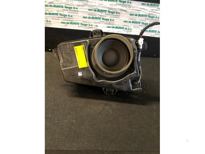 Używane Subwoofer Kia Sorento III (UM) 2.2 CRDi 16V VGT 4x4 Cena € 131,25 Procedura marży oferowane przez van de Bunte Teuge B.V.