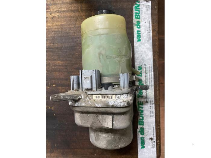 Used Power steering pump Ford Focus 2 Wagon 2.0 TDCi 16V Price € 78,75 Margin scheme offered by van de Bunte Teuge B.V.