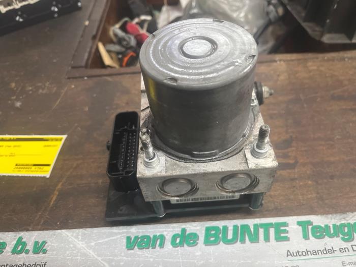 Usagé Bloc ABS Peugeot Partner (GC/GF/GG/GJ/GK) 1.6 HDI 90 Prix € 262,50 Règlement à la marge proposé par van de Bunte Teuge B.V.