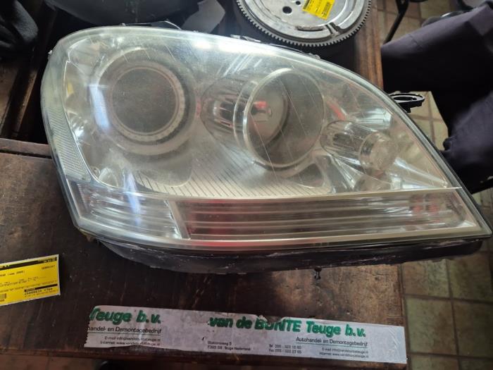 Używane Reflektor prawy Mercedes ML II (164/4JG) 3.0 ML-320 CDI 4-Matic V6 24V Cena € 262,50 Procedura marży oferowane przez van de Bunte Teuge B.V.