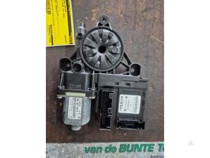 Usagé Moteur de vitre portière Volkswagen Golf Plus (5M1/1KP) 1.4 TSI 122 16V Prix € 52,50 Règlement à la marge proposé par van de Bunte Teuge B.V.