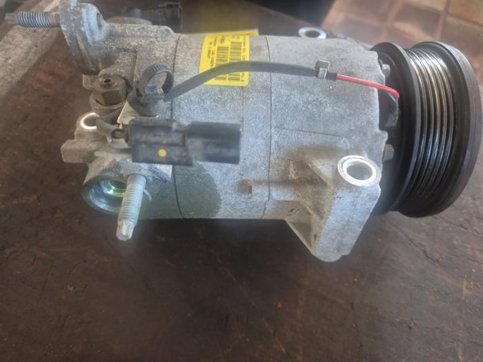 Compresseur de clim d'un Ford B-Max (JK8) 1.0 EcoBoost 12V 100 2015