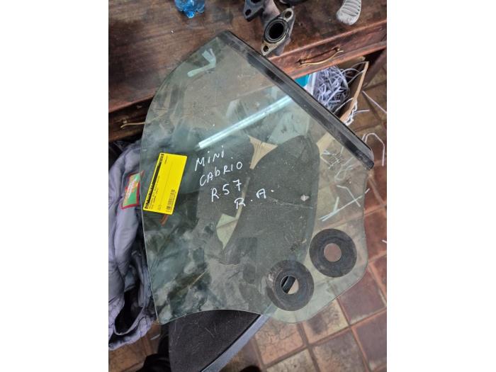Usados Ventanilla triangular derecha detrás Mini Mini Open (R57) Precio € 52,50 Norma de margen ofrecido por van de Bunte Teuge B.V.