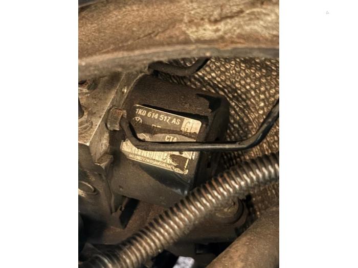 Używane Pompa ABS Volkswagen Golf VI (5K1) 1.4 TSI 122 16V Cena € 262,50 Procedura marży oferowane przez van de Bunte Teuge B.V.