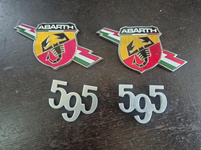 Używane Emblemat Fiat 500/595/695 1.4 T-Jet 16_ Cena € 52,50 Procedura marży oferowane przez van de Bunte Teuge B.V.