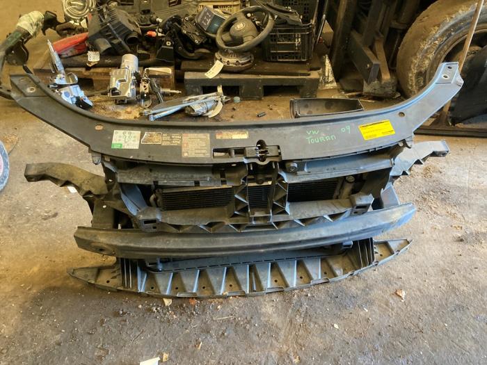Begagnade Front Volkswagen Touran (1T1/T2) 1.9 TDI 105 Euro 3 Pris € 236,25 Marginaltabell erbjuds av van de Bunte Teuge B.V.