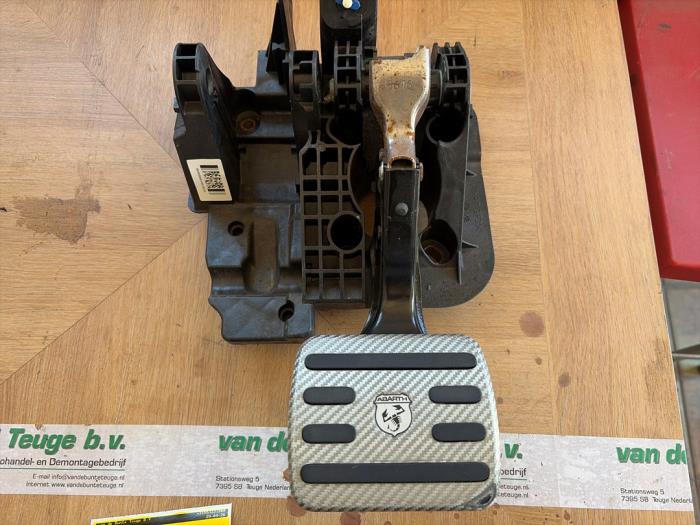 Używane Pedal hamulca Fiat 500 Abarth Cena € 52,50 Procedura marży oferowane przez van de Bunte Teuge B.V.