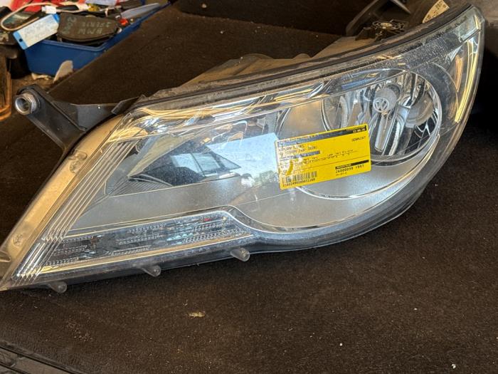 Używane Reflektor lewy Volkswagen Tiguan (5N1/2) 1.4 TSI 16V 4Motion Cena € 150,00 Procedura marży oferowane przez van de Bunte Teuge B.V.