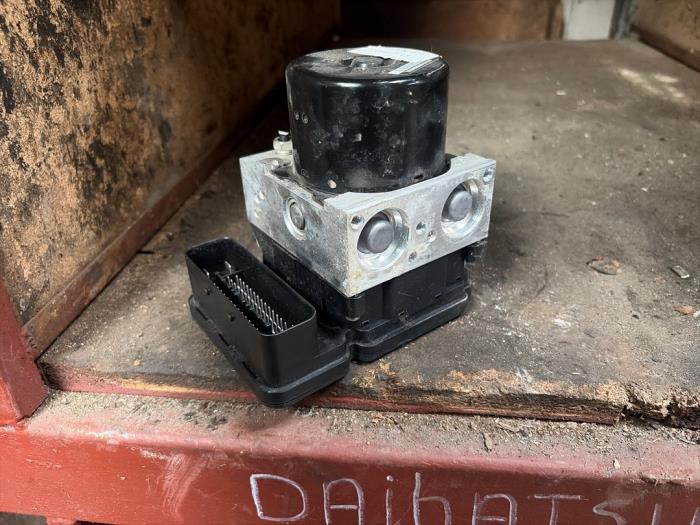 Begagnade ABS-pump Ford Focus 3 Wagon 1.0 Ti-VCT EcoBoost 12V 125 Pris € 78,75 Marginaltabell erbjuds av van de Bunte Teuge B.V.