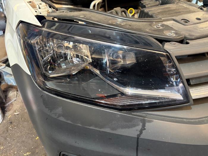 Używane Reflektor prawy Volkswagen Caddy IV 1.4 TGI BlueMotion Cena € 147,00 Procedura marży oferowane przez van de Bunte Teuge B.V.