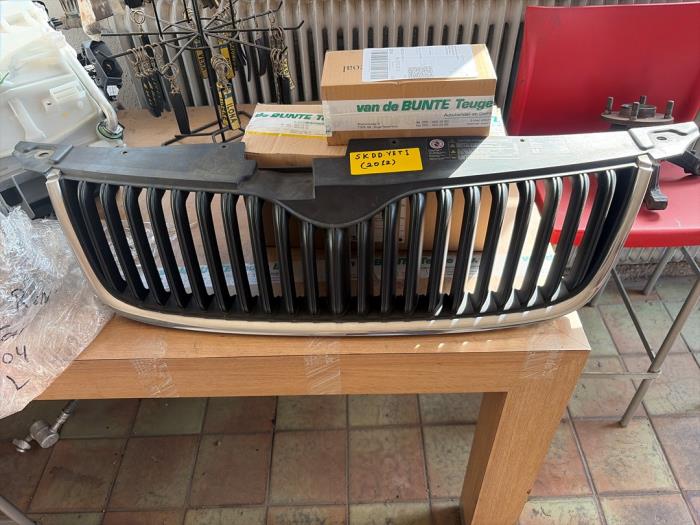 Używane Grill Skoda Yeti (5LAC) 1.2 TSI 16V Cena € 105,00 Procedura marży oferowane przez van de Bunte Teuge B.V.