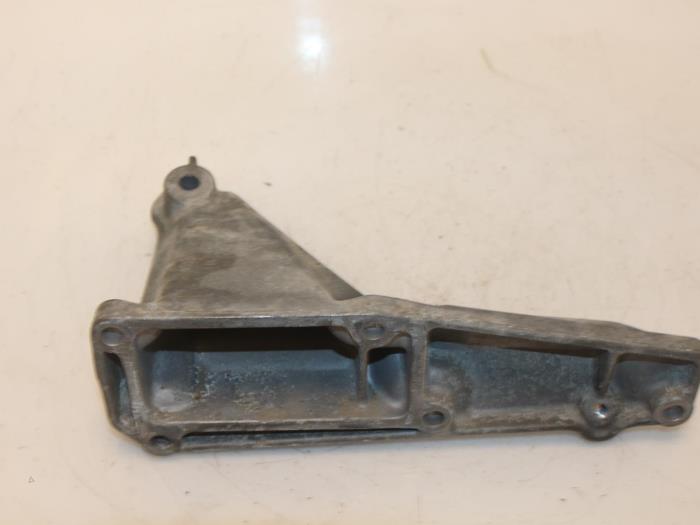 Used Engine mount Mercedes CLS (C219) 500 5.0 V8 24V Price € 35,00 Margin scheme offered by Van Gils Automotive