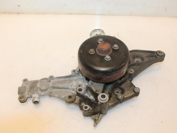 Gebrauchte Wasserpumpe Mercedes CLS (C219) 500 5.0 V8 24V Preis € 50,00 Margenregelung angeboten von Van Gils Automotive