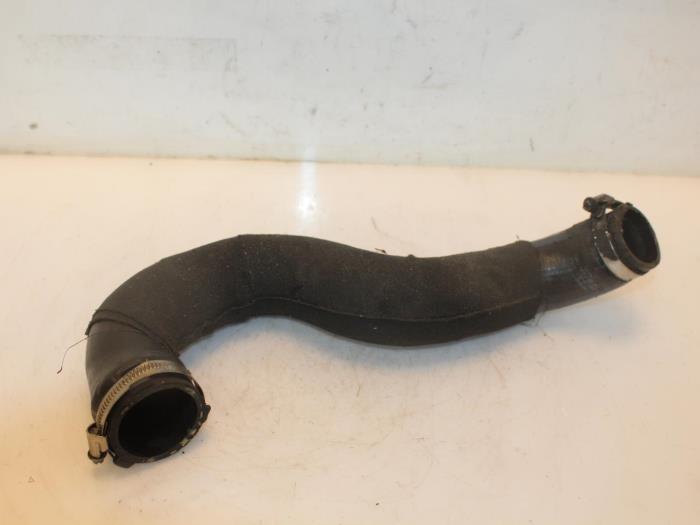 Usados Manguera intercooler Audi A4 Quattro (B8) 2.0 TFSI 16V Precio € 32,00 Norma de margen ofrecido por Van Gils Automotive