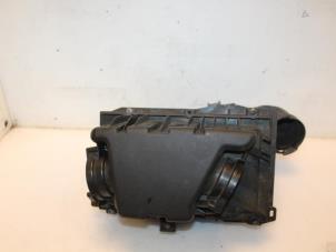 Używane Obudowa filtra powietrza Citroen C5 III Tourer (RW) 3.0 HDiF V6 24V Cena € 30,00 Procedura marży oferowane przez Van Gils Automotive