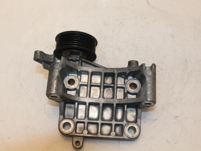 Usagé Support dynamo haut Audi A4 Avant (B8) 2.7 TDI V6 24V Prix € 38,00 Règlement à la marge proposé par Van Gils Automotive