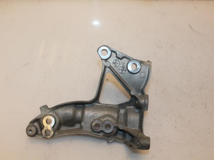 Usagé Support dynamo haut Volvo V40 Cross Country (MZ) 1.6 D2 Prix € 33,00 Règlement à la marge proposé par Van Gils Automotive