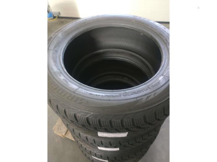 Używane Opona zimowa Cena na żądanie oferowane przez Van Gils Automotive
