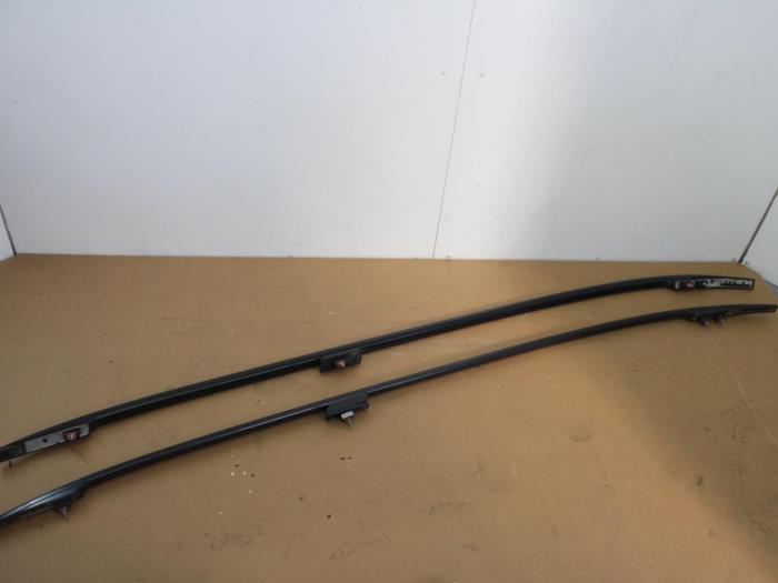 Roof rail kit from a Mercedes-Benz E Estate (S212) E-220 CDI 16V BlueEfficiency 2010