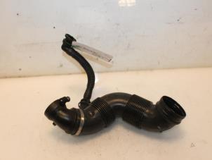 Used Air intake hose Volkswagen Caddy III (2KA,2KH,2CA,2CH) 1.6 TDI 16V Price € 36,30 Inclusive VAT offered by Van Gils Automotive
