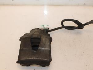Used Front brake calliper, left Volkswagen Caddy III (2KA,2KH,2CA,2CH) 1.6 TDI 16V Price € 60,50 Inclusive VAT offered by Van Gils Automotive