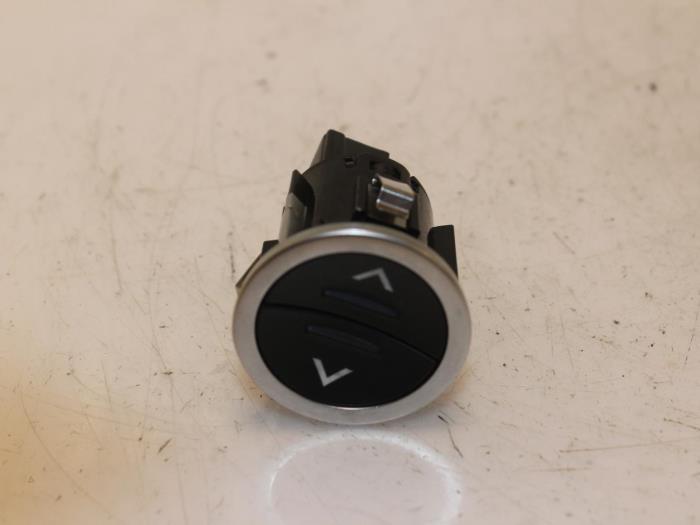 Usados Interruptor Landrover Range Rover IV (LG) 3.0 TDV6 24V Precio € 65,34 IVA incluido ofrecido por Van Gils Automotive
