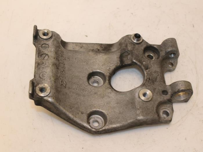 Alternator lower bracket from a Peugeot Partner (GC/GF/GG/GJ/GK) 1.6 HDI 75 2011
