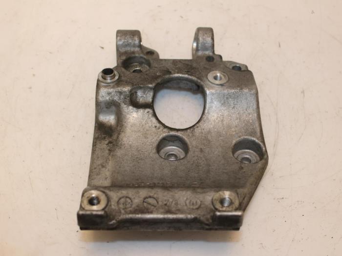 Usagé Support dynamo bas Peugeot Partner (GC/GF/GG/GJ/GK) 1.6 HDI 75 Prix € 39,99 Règlement à la marge proposé par Van Gils Automotive