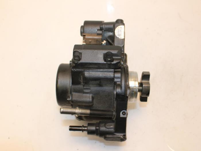 High pressure pump from a Ford Kuga II (DM2) 2.0 TDCi 16V 163 4x4 2014