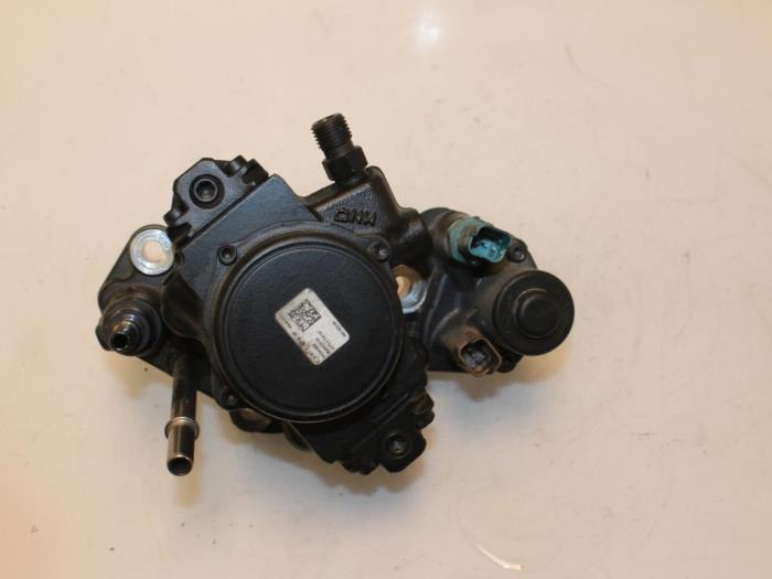 High pressure pump from a Ford Kuga II (DM2) 2.0 TDCi 16V 163 4x4 2014
