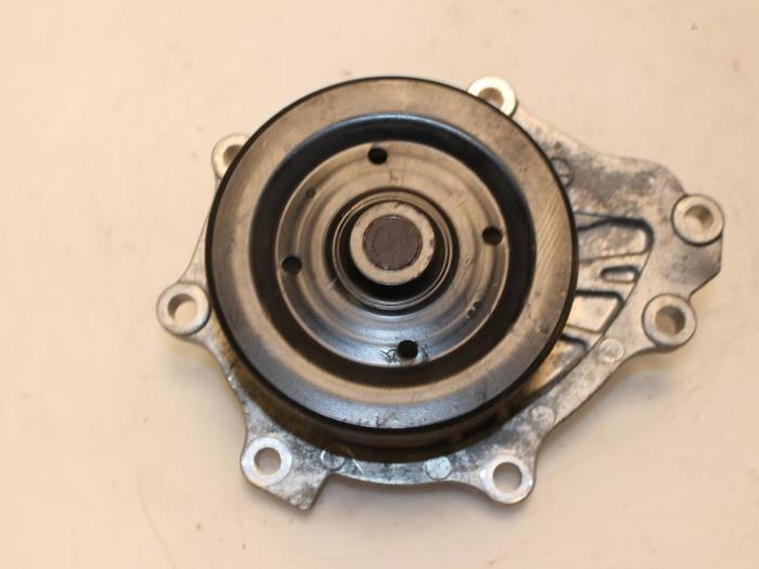 Usagé Pompe à eau Toyota RAV4 (A3) 2.2 D-4D-F 16V 4x2 Prix € 55,00 Règlement à la marge proposé par Van Gils Automotive