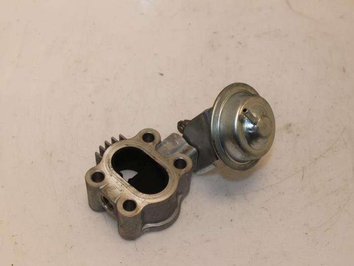 Usagé Valve RGE Toyota RAV4 (A3) 2.2 D-4D-F 16V 4x2 Prix € 55,00 Règlement à la marge proposé par Van Gils Automotive
