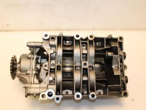 Used Oil pump Jaguar XF (CC9) 2.2 D 16V Price € 138,00 Margin scheme offered by Van Gils Automotive