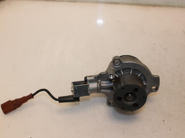 Usagé Pompe à eau Audi Q2 (GAB/GAG) 2.0 TDI 16V 150 Quattro Prix € 36,30 Prix TTC proposé par Van Gils Automotive