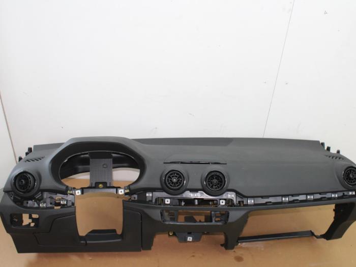 Usados Salpicadero Audi Q2 (GAB/GAG) 2.0 TDI 16V 150 Quattro Precio € 603,79 IVA incluido ofrecido por Van Gils Automotive